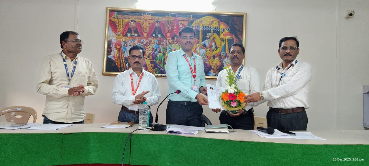 ग्रामपंचायत वरवली गावाचे खेड पंचायत समिती येथे वेबसाईटचे सादरीकरण